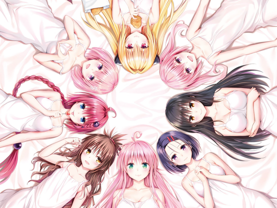 Plusieurs personnages en robes blanches de To Love Ru , étendus sur un grand drap, regardent le spectateur.
En partant du bas et en suivant les personnages de gauche à droite, nous avons dans l'ordre : Lala, Haruna, Yui, Nana, Yami, Momo, Mea et Mikan.