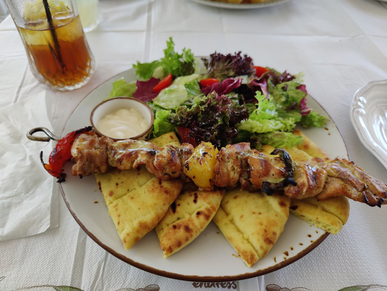 A photo of the meal described plus an iced tea.